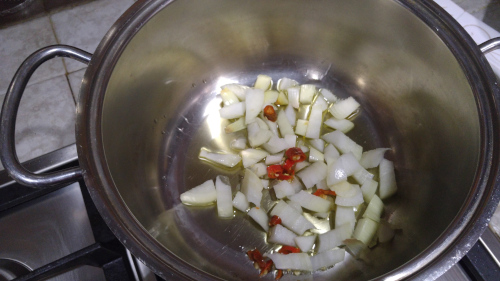 Soffriggere cipolla e peperoncino