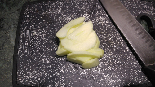 Spezzettare mela verde