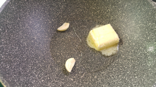 Burro e aglio in padella
